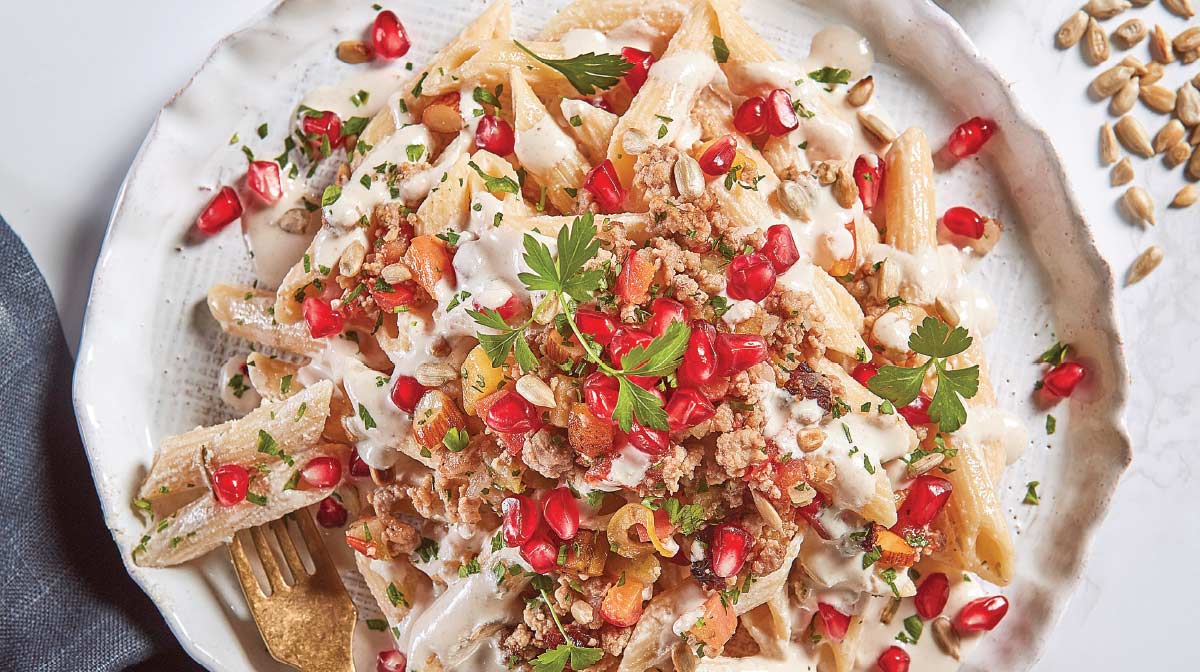 Deliciosa pasta corta con nogada, ¡te fascinará su sabor!