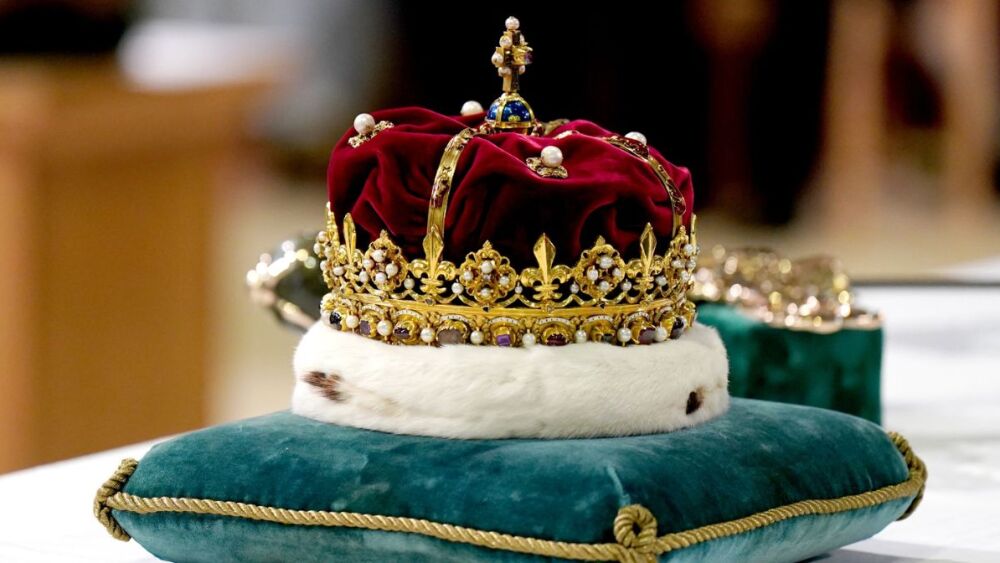 ¿Cómo se heredan los títulos nobiliarios en la realeza británica?