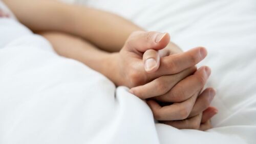 que-significa-hombre-te-tome-de-la-mano-al-hacer-el-amor.jpg