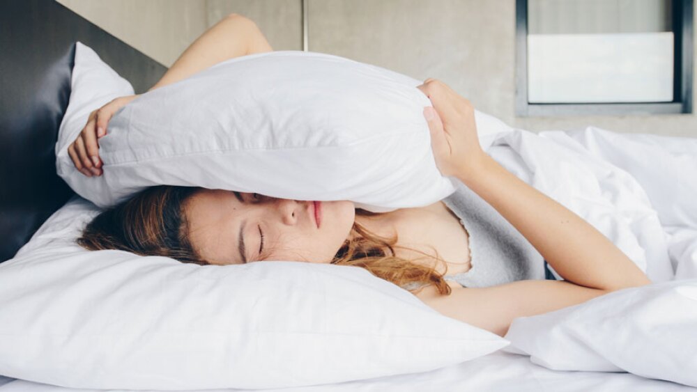 dormir-cuarentena-mujer-almohada