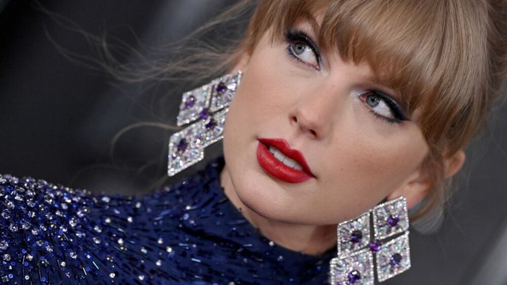Taylor Swift llevó 3 millones de dólares en joyería para los Grammy 2023.jpg
