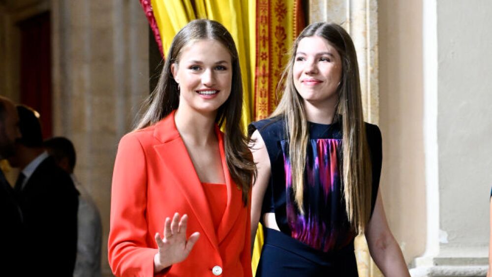 La Princesa Leonor y la infanta Sofía no aceptan a la nueva pareja de su madre, según la prensa experta 34 Merca2.es Un distanciamiento que ha sido visto y muy comentado