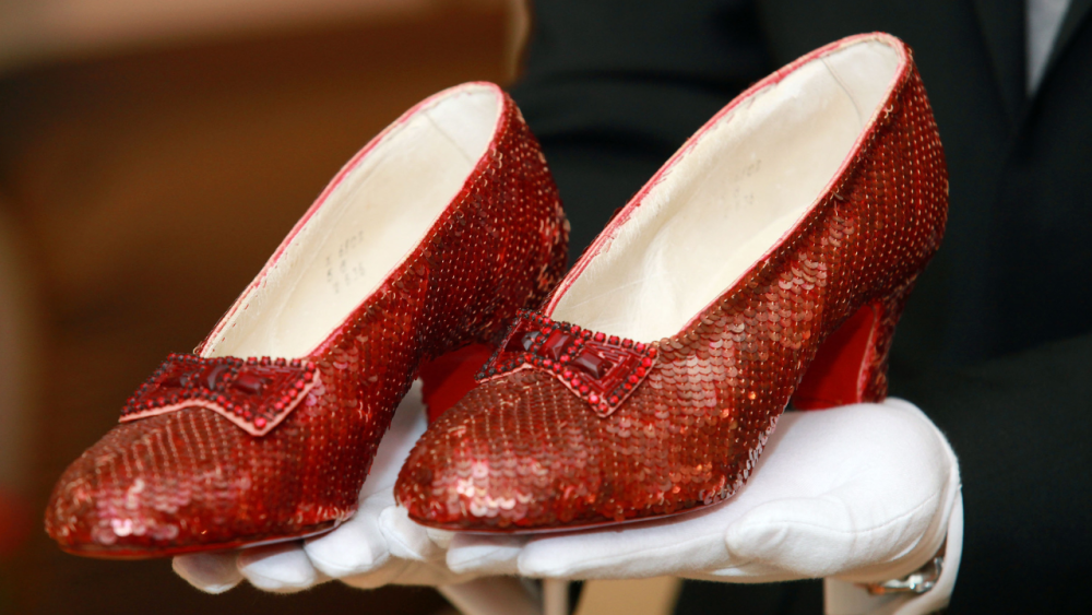 Subastan las icónicas zapatillas de rubí que uso Judy Garland en 'Mago de Oz'.png