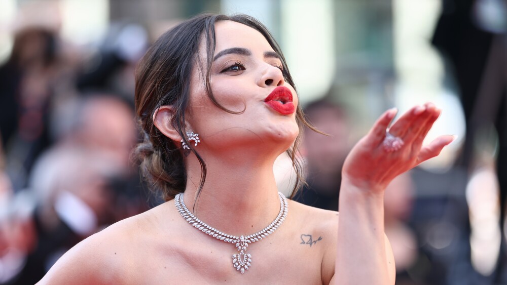 Samadhi Zendejas le envía un beso a sus fans durante una alfombra roja.