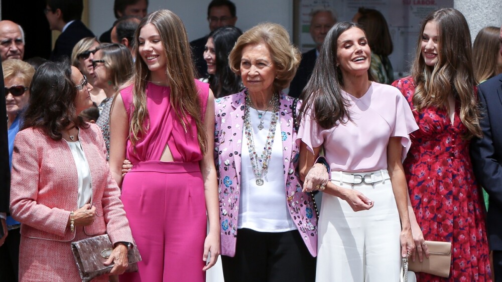 letizia-ortiz-viste-de-lila (3).jpg