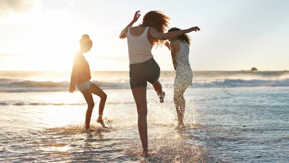 Para vivir un verano y cualquier época de manera más saludable, existen acciones detox que te harán la vida más feliz… o menos complicada, como lo quieras ver, y no, no hablamos de jugos o dietas, esta vez nos referimos a la salud mental y emocional. Aprovechar una época de buen clima (tal vez este año se le está pasando la mano al calor), de vacaciones y gente cool, puede convertirse en el momento IDEAL para hacer un detox de eso que no te está haciendo muy feliz que digamos y empezar a llevar tu vida por un lugar más bonito. Detox de redes sociales Todos hemos sufrido exceso de scroll, no lo vamos a negar, pero esto puede tener consecuencias mucho más trascendentales tanto a nivel físico, emocional y mental. Empezando por el túnel carpiano, que no tiene más remedio que operación. Llegarás a este punto si no moderas tu uso del teléfono y/o la computadora. No está de más mencionar la salud mental, que se puede ver afectada por las vidas tan perfectas y poco reales que encuentras en Instagram. ¿Y qué nos dices del aislamiento que el exceso de tecnología puede ocasionar? Pensarás que es un poco exagerado pero te lo digo… Siendo una persona completamente extrovertida he sentido ansiedad por convivir con personas después de largos periodos encerrada en el mundo digital. Detox del tóxico ¡Ya, porfa! Aprovecha este verano y la vitamina D para por fin decirle adiós a esas relaciones que te desgastan y no terminan de cuadrar en tu vida. Detecta hasta donde estás disfrutando estar mal y rompe con eso. Suena más fácil de lo que es en realidad pero elegir ir terapia, tomar algún taller de mindfulness o aprender a meditar, te recompensará más adelante. Las pequeñas acciones repetidas todos los días son las que se convierten en los hábitos que van a dirigir tu vida en el futuro. Detox de pensamientos Alguna vez leí por ahí que somos repetidores de información… Es verdad que todos los días pensamos cosas nuevas pero la información más predominante en nuestra mente es lo que pensamos una y otra vez día tras día, y si eso es negativo ¡imagínate de qué estás alimentando tu vida! Entrena a tu mente para detectar cuando esos pensamientos estén apoderándose de ti. Un tip que me sirve muchísimo es tener una “palabra ancla” o puede ser una frase corta para que puedas recordarla y repetirla de manera sencilla. En cuanto detectes que estás toxiqueando dila y que te sirva como una señal de que debes parar y reemplazar esa información por algo positivo.