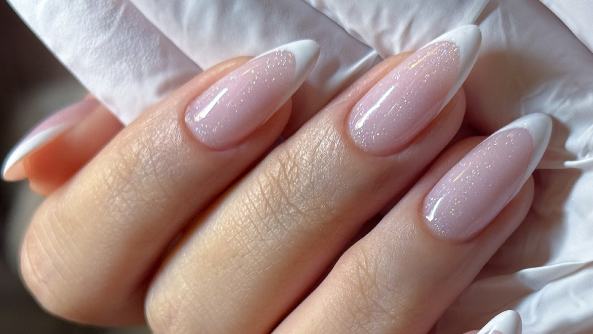 ¡Hola, uñas francesas! 5 diseños elegantes que debes usar en 2026 para ...