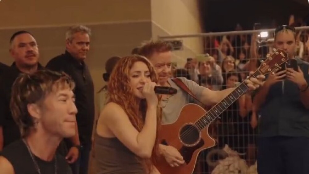 SHAKIRA CANTÓ EN LA CALLE AFUERA DE SU HOTEL.jpg