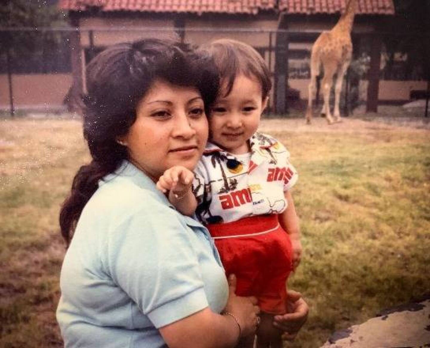 Michelle-Rodríguez-de-pequeña-con-su-mamá-en-el-zoológico.jpg