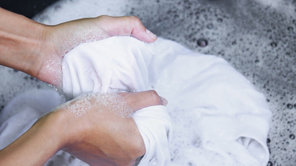 Vuelve a lucir la ropa impecable con el viejo truco de la abuela para tus coladas 17 Merca2.es Lavar sartenes, ollas y platos