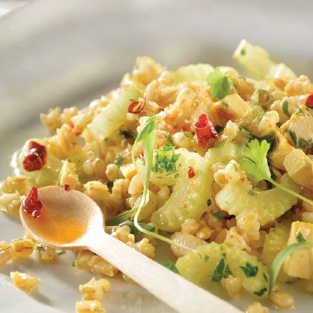 Ensalada de cebada perla con chile de árbol