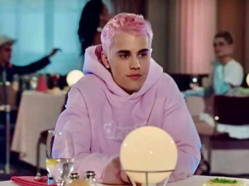 La aterradora teoría que dice por qué Justin Bieber se pintó el cabello de rosa