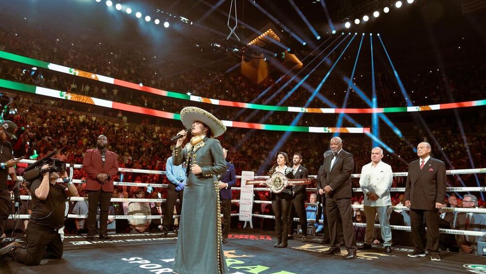 camila fernandez cantó el himno nacional en la pelea del canelo alvarez.jpg