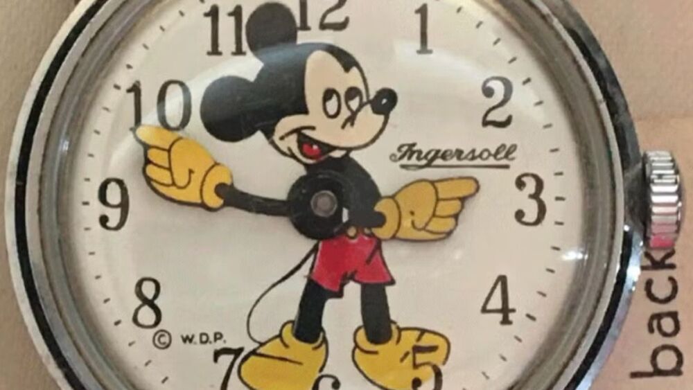 hombre-coleccion-8-mil-500-relojes-mickey-mouse.jpg