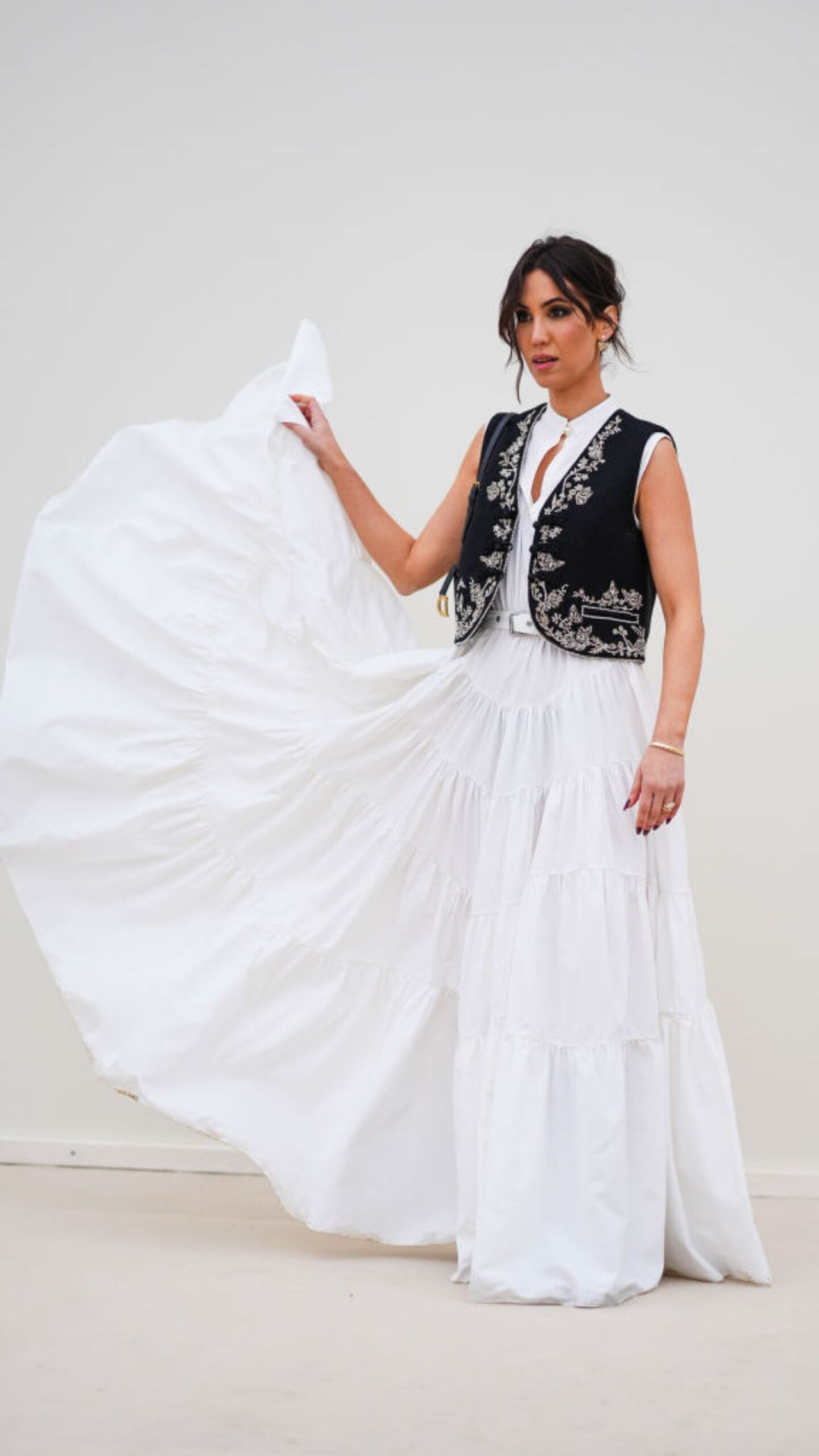 street style maxi vestido blanco con chaleco negro dior 2024.jpeg