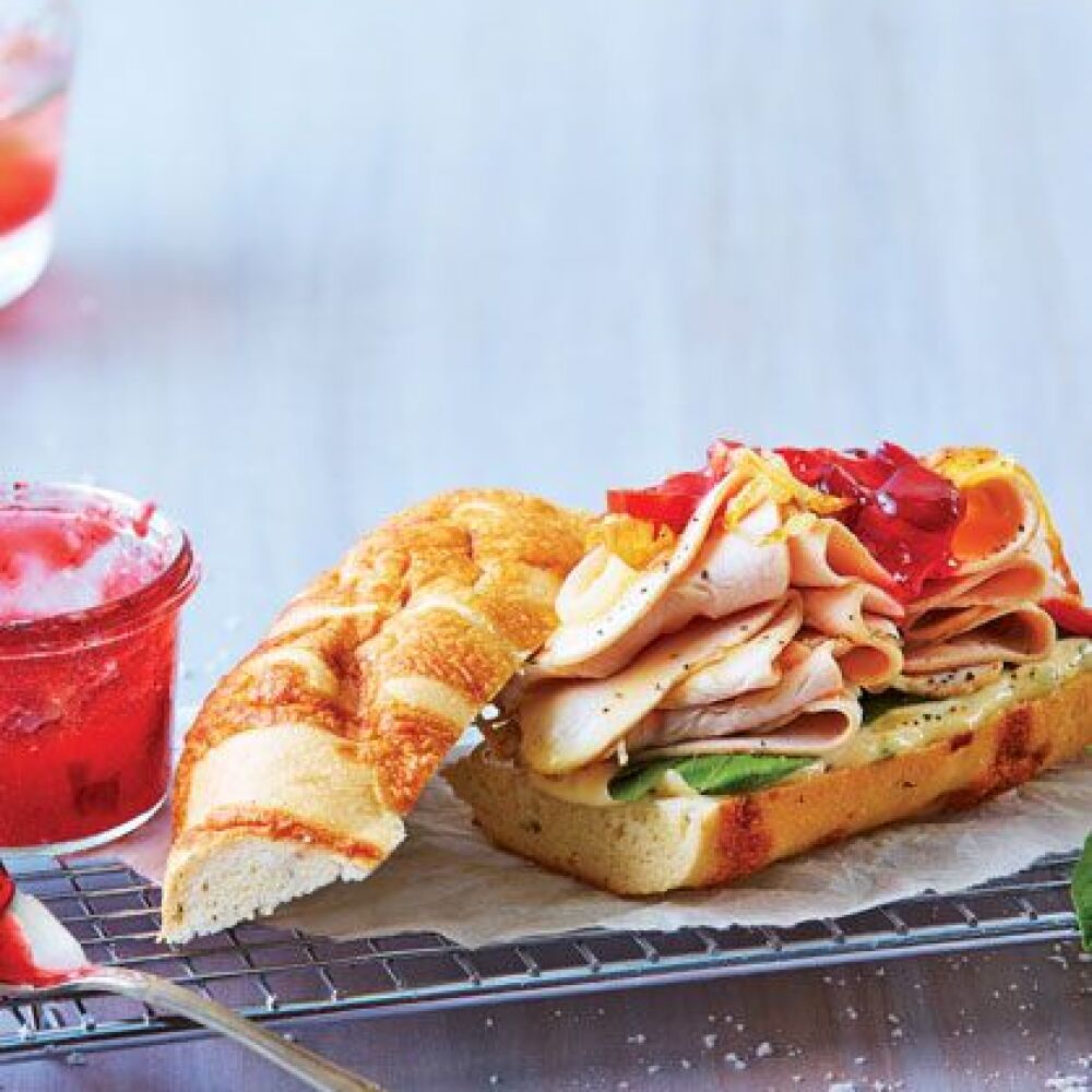 Sándwich de pavo con mermelada de arándano
