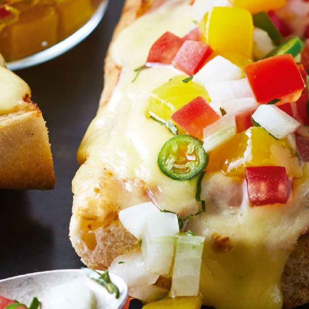 Molletes de pico de gallo con mango