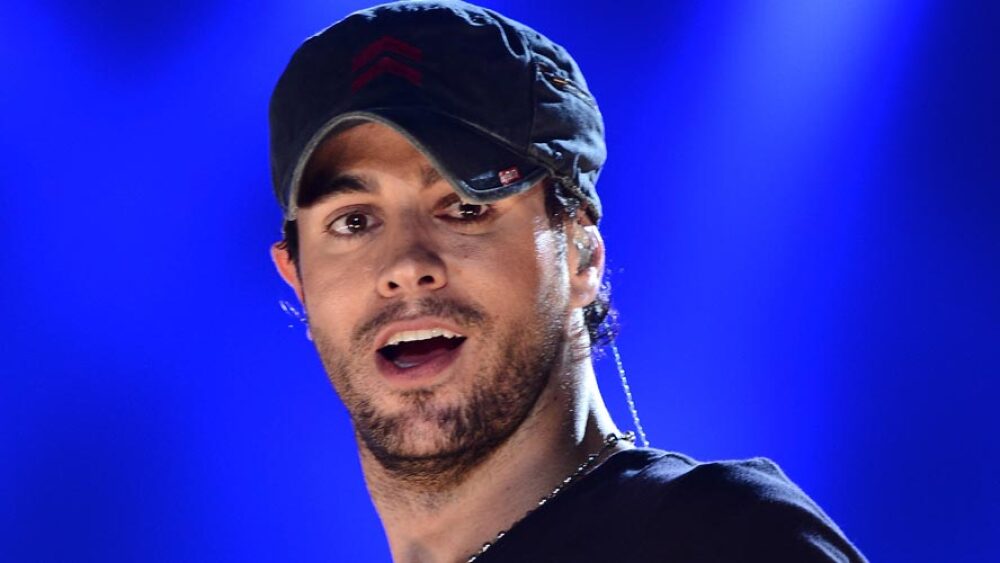 Enrique Iglesias sufrió bochornoso momento por culpa de su perro + VIDEO