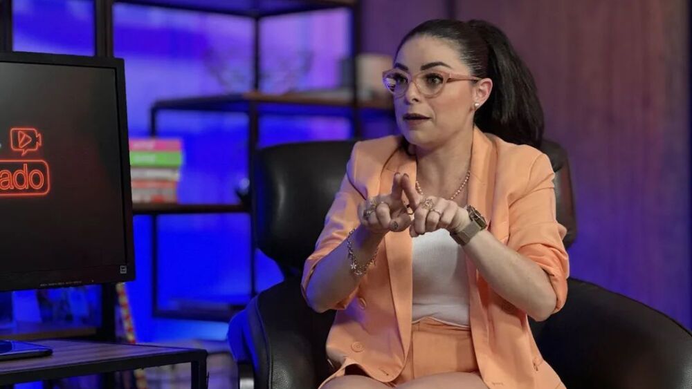 VIOLETA ISFEL DURANTE UNA ENTREVISTA.jpg