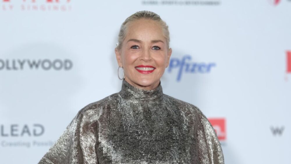 Sharon stone y el truco para dar luz al cabello con canas.jpeg