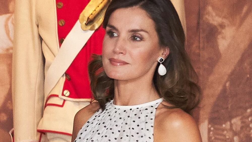 Aseguran haber visto a la reina Letizia, con peluca y gafas de sol, entrar en un domicilio privado este fin de semana 1 Merca2.es Una vida bastante mundana, la de la reina Letizia y del rey Felipe, según asegura EnBLau