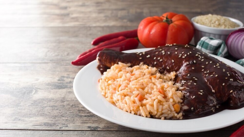 Platillo de mole poblano con arroz