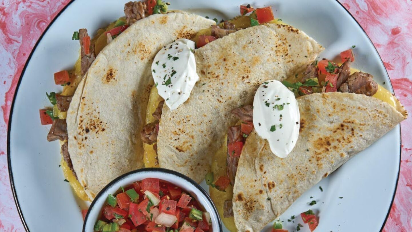Descubre cómo preparar deliciosas quesadillas de pollo y aguacate en freidora de aire 1 Moncloa El encanto de las quesadillas: sabor y tradición