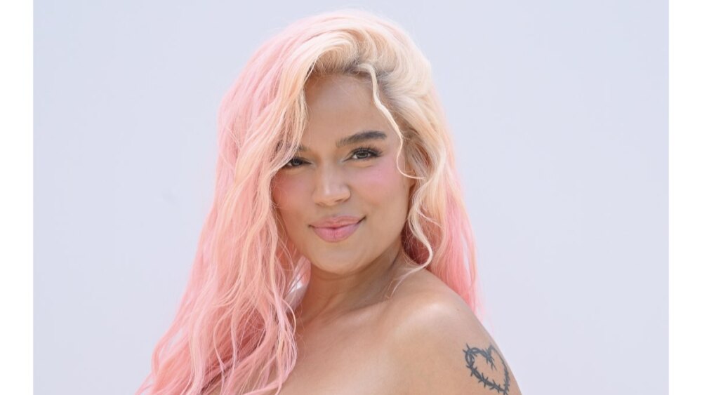 Karol G sorprende con nuevo look con cabello rubio