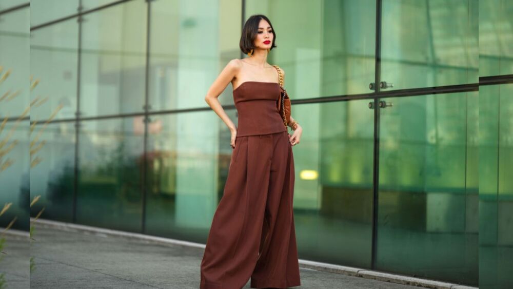 street style  Heart Evangelista  strapless off-shoulder corset top pantalones wide-leg palazzo, bolso Chanel.jpg