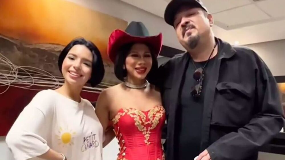 Pepe Aguilar y Ángela Aguilar posan junto a una imitadora de la cantante. INSTAGRAM @pepeaguilar_oficial