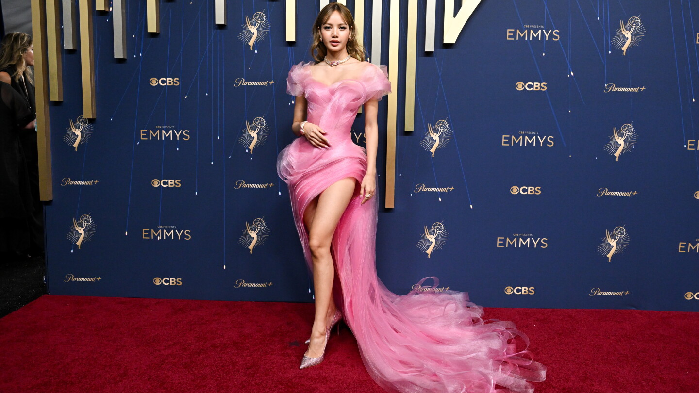 Moda Lisa Lisa de Blackpink revive el barbiecore con un vestido etéreo en los ...