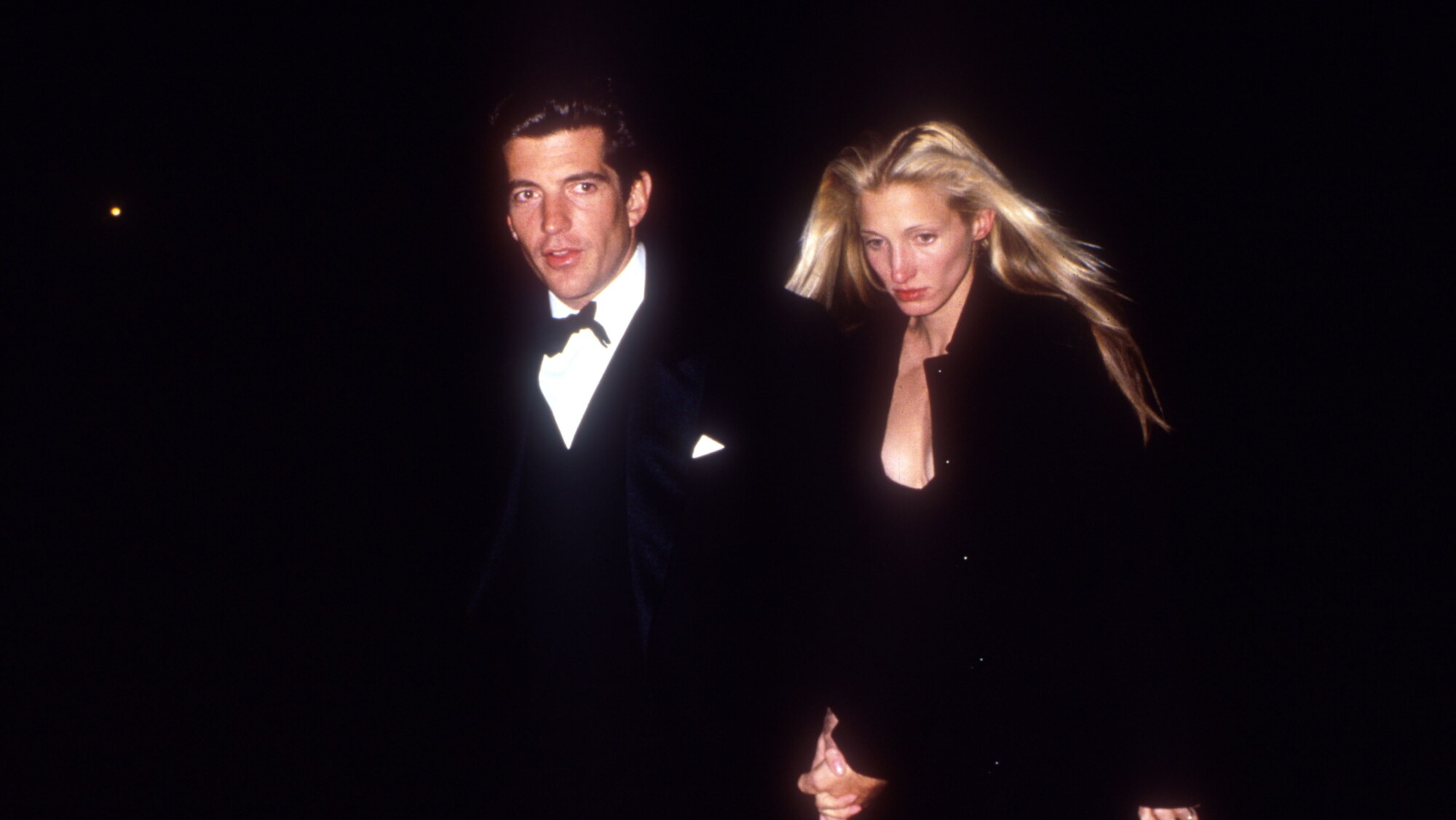 JFK Jr. y Carolyn Bessette: El estilo minimalista que definió los 90