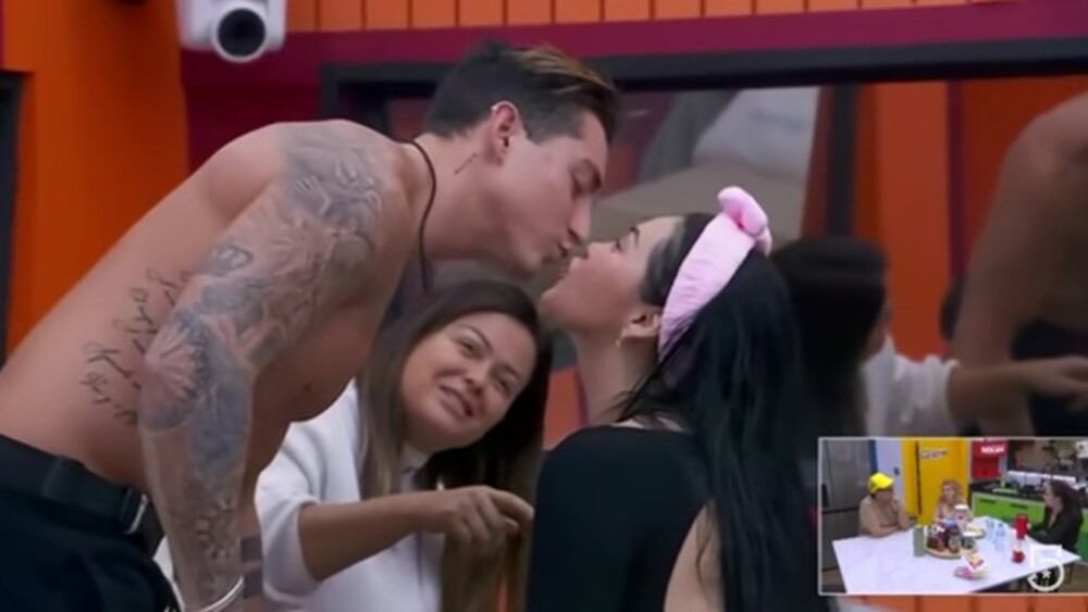 AGUSTIN FERNANDEZ BESO EN LA BOCA A GOMITA EN LA CASA DE LOS FAMOSOS MEXICO.jpg