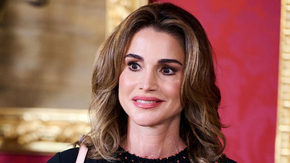 La reina Rania de Jordania y el rey Abdullah II de Jordania posan para los fotógrafos antes de un almuerzo en el Palacio Real el 19 de junio de 2023 en Madrid, España. .jpg
