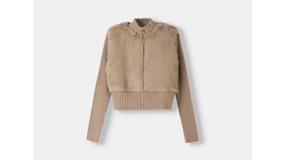 El cárdigan corto y fuzzy de Salma Hayek en los 90 es mi nueva adicción de moda invernal