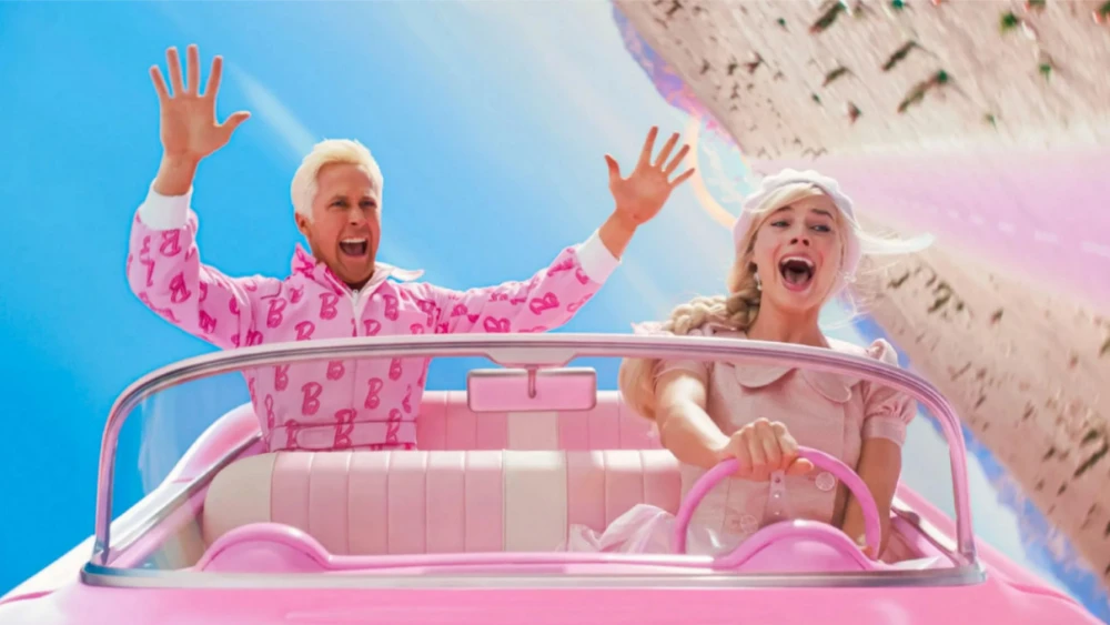 'Barbie' y Ken vuelan con su auto por los aires 'Barbie' y Ken vuelan con su auto por los aires