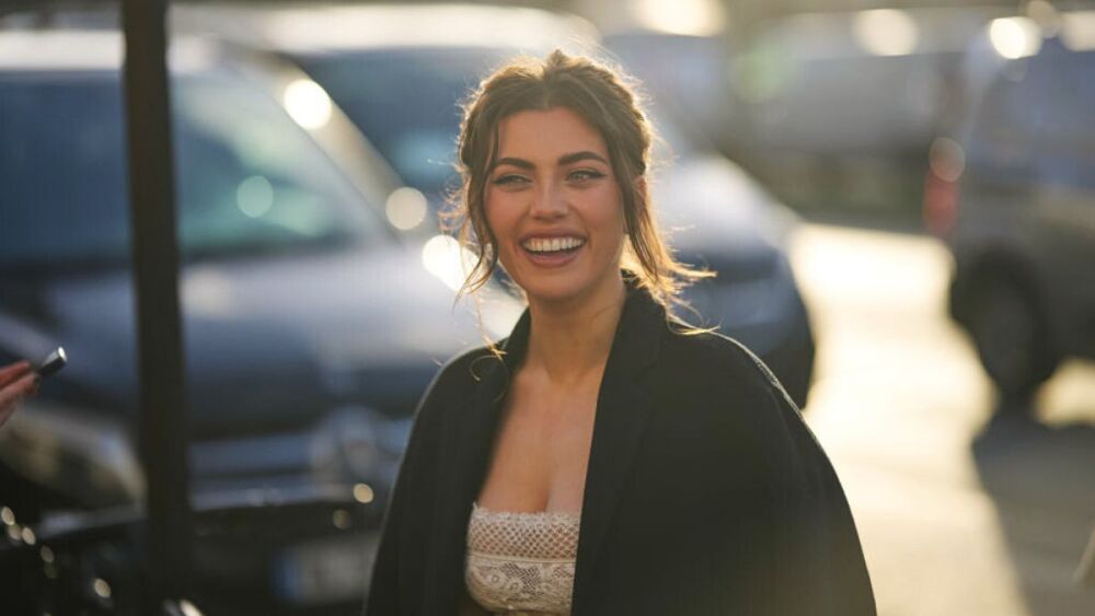 street style mujer cabello recogido sonriente blazer.jpeg