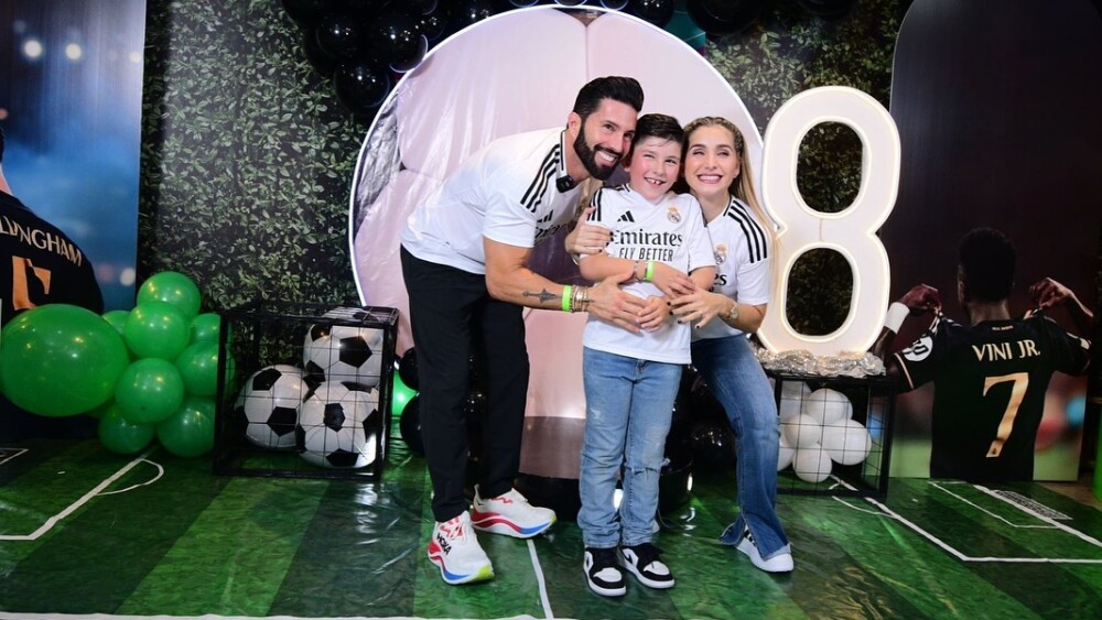 MARCELA MISTRAL, PONCHO DE NIGRIS Y SU HIJO PONCHITO EN UN FESTEJO.jpg