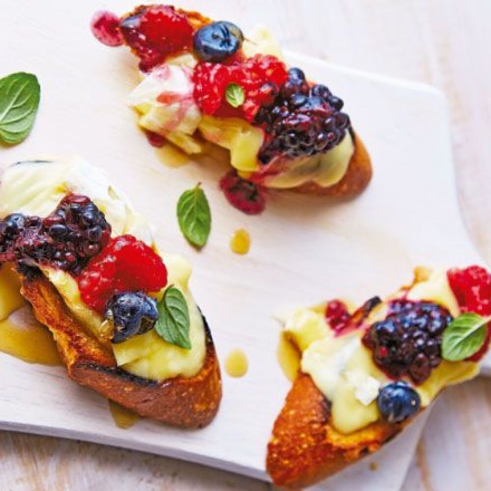 Crostini de queso Brie con frutos rojos