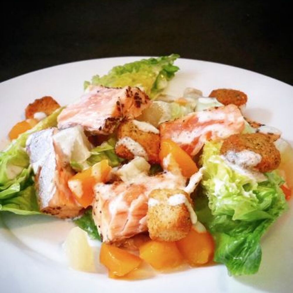 Lechuga baby con salmón y salsa de queso azul