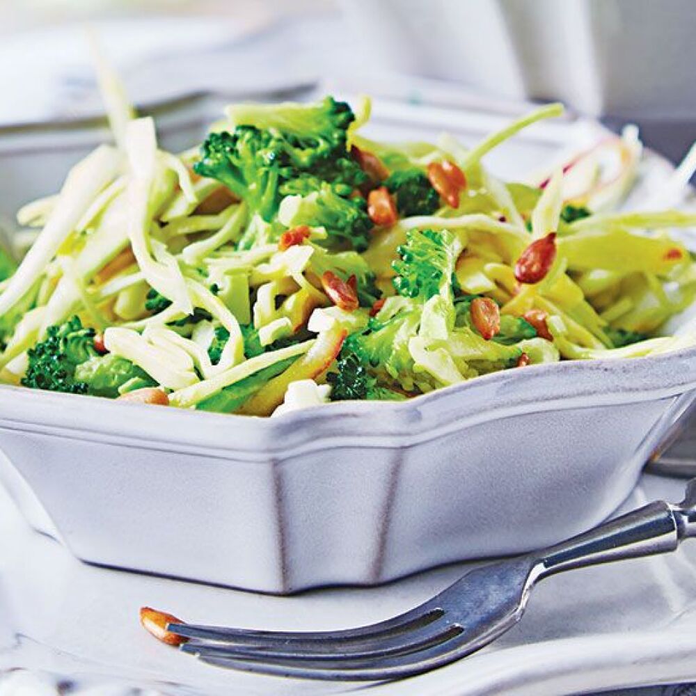 Ensalada de col con brócoli y manzana verde