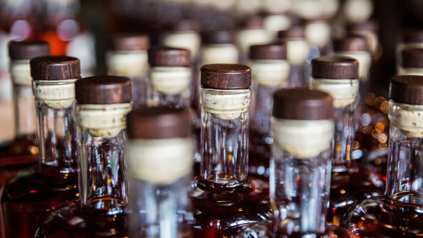 Las 5 botellas de ron más recomendadas por expertos para disfrutar