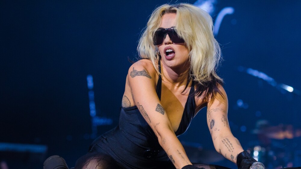 "Un auténtico desastre" es como Miley Cyrus define su matrimonio y lanza disco