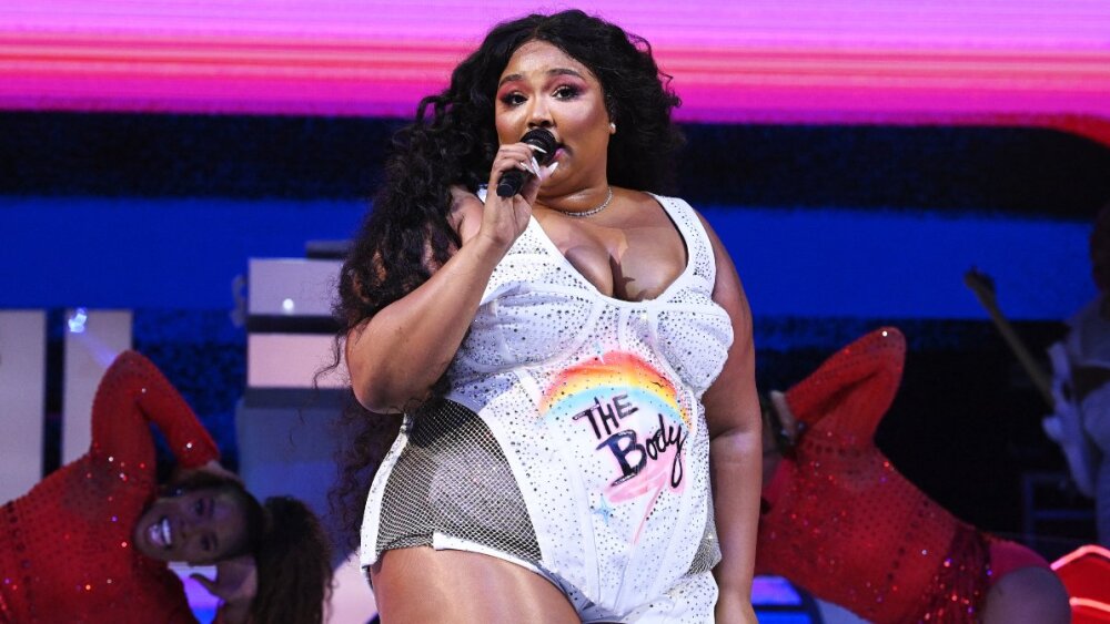 Lizzo celebra su cuerpo con atrevido leotardo