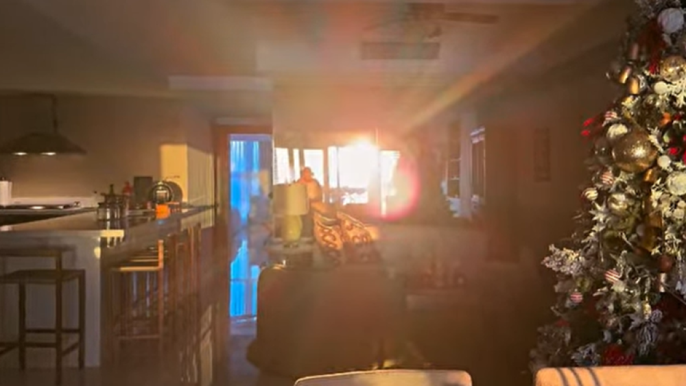 Al interior del departamento de Lupita D'Alessio con vista al mar Caribe