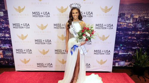 Addie Carver posa ante los medios tras ganar el concurso Miss Teen USA 2024.