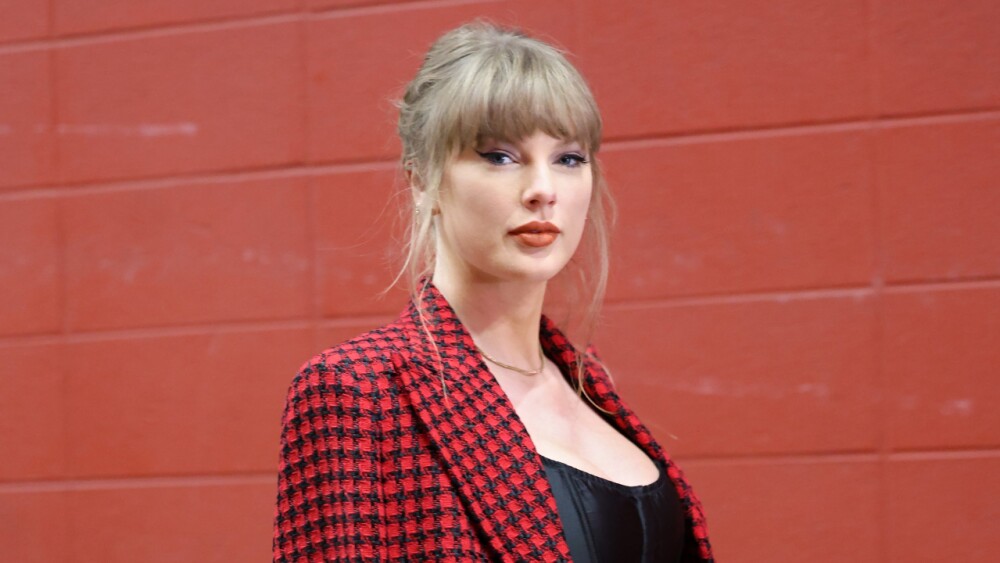Taylor Swift lleva las uñas francesas ideales para novias