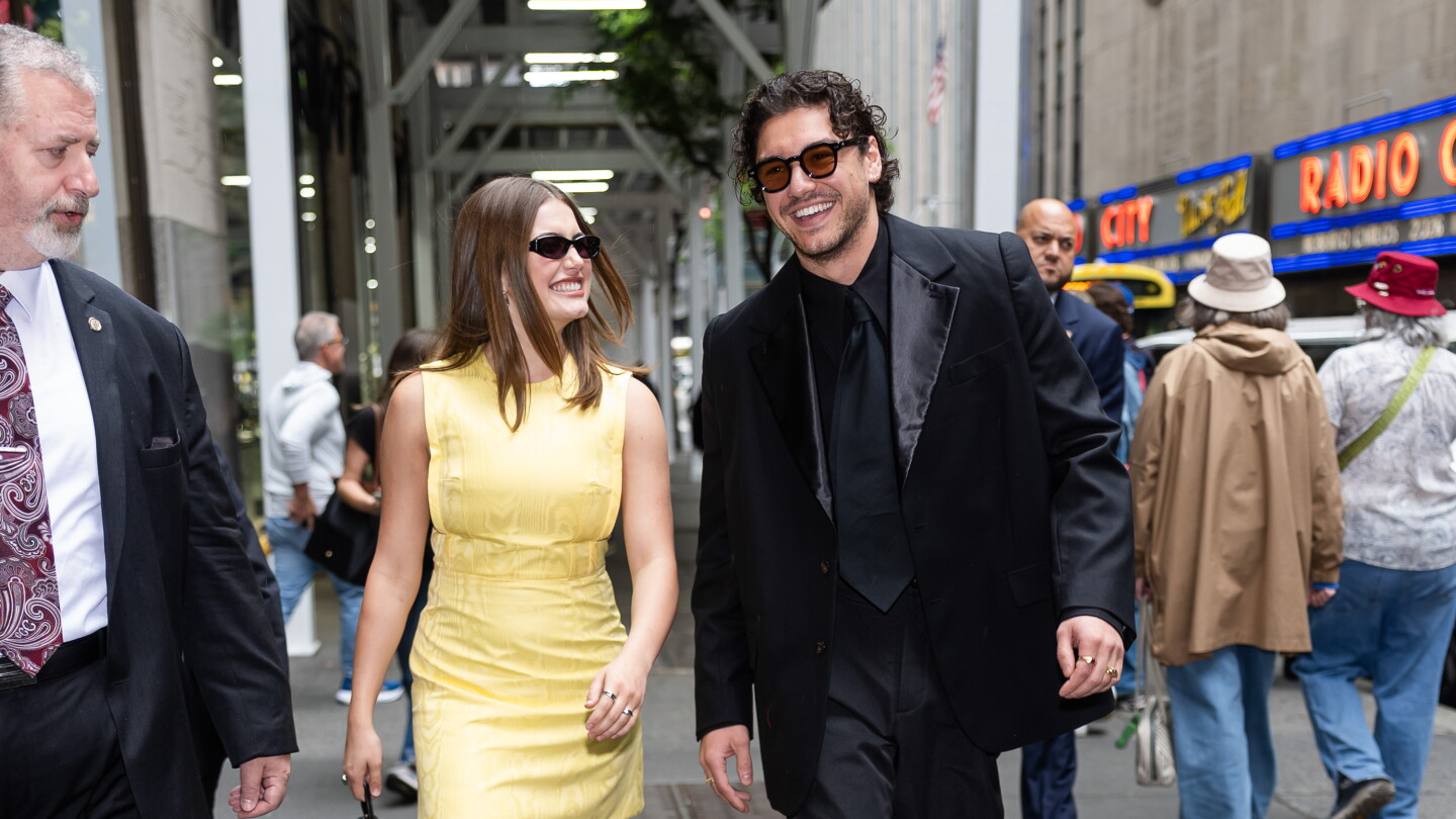 Cdf Ella Bright y Belmont Cameli se abrazan tras finalizar Off Campus 2 ...