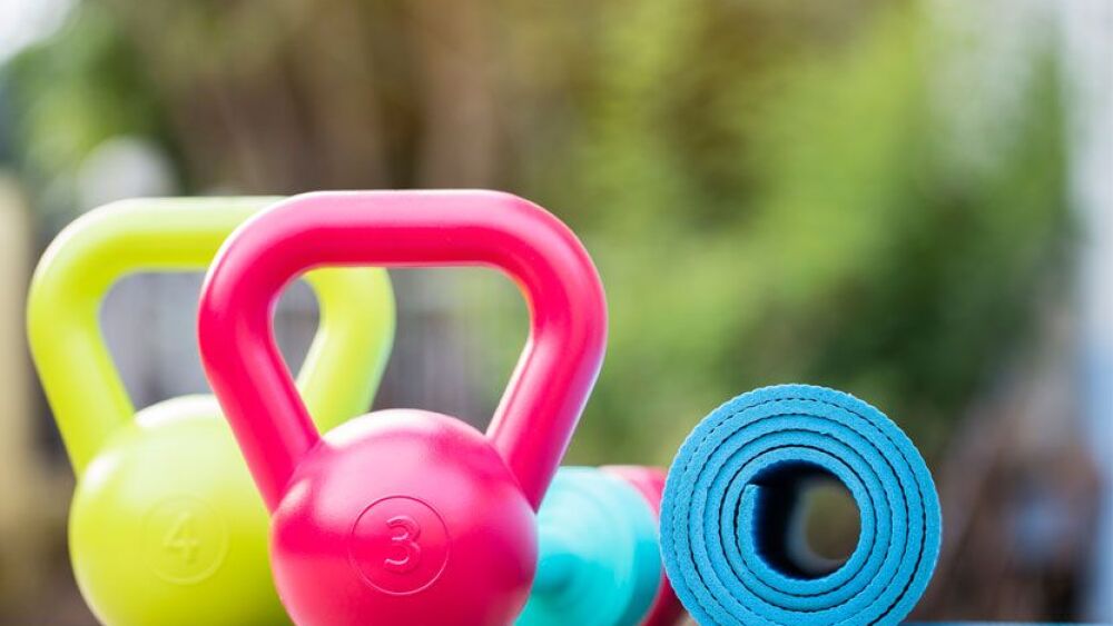 Este-entrenamiento-con-dos-pesas-rusas-de-15-minutos-esculpirá-todo-tu-cuerpo.jpg