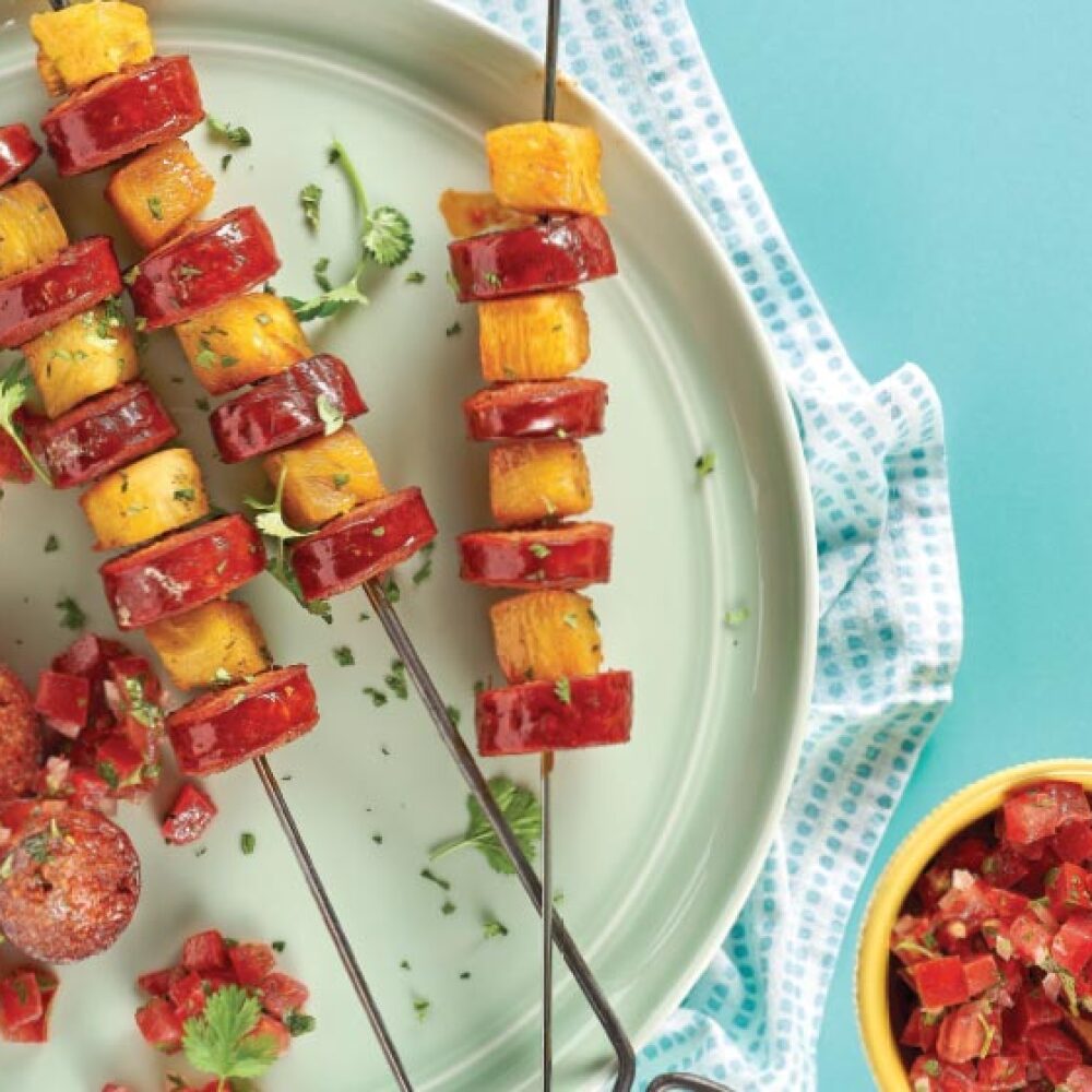 brochetas de chorizo español con piña